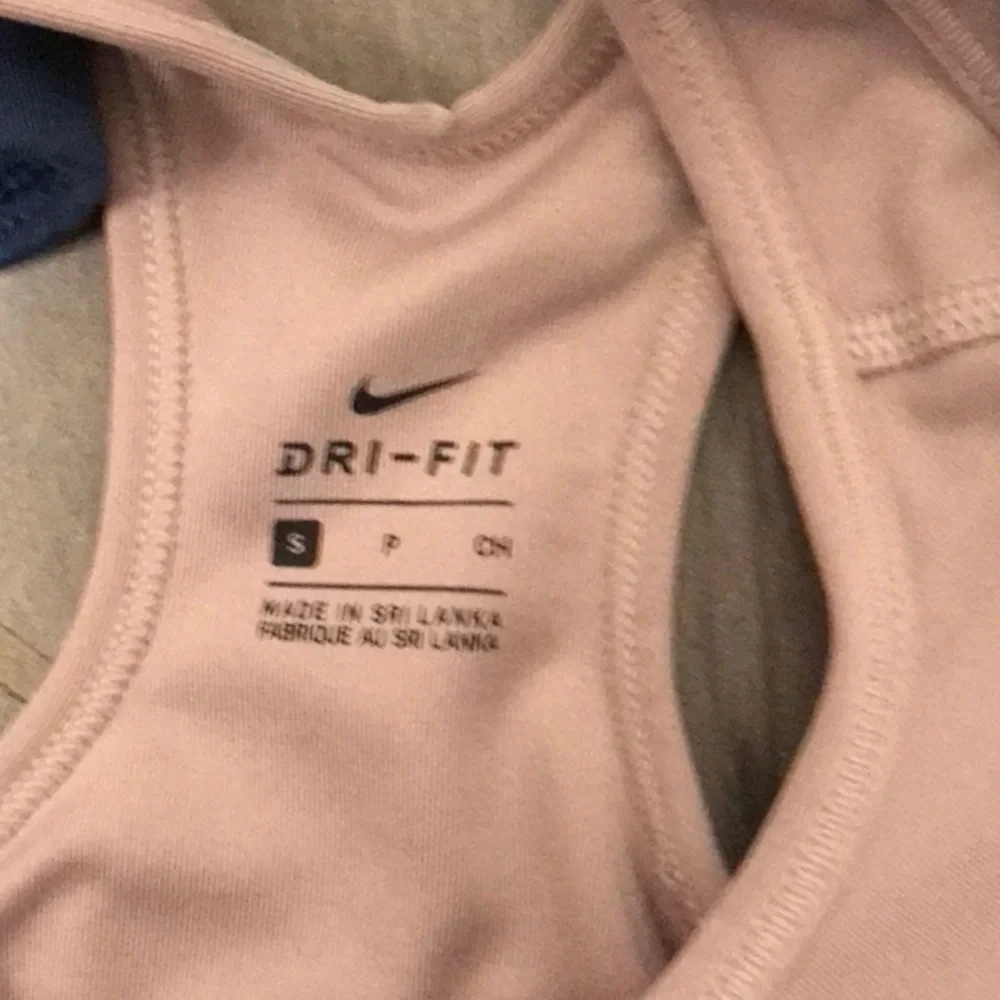 Very lightly used NIKE sports bras - Picture 2 of 6